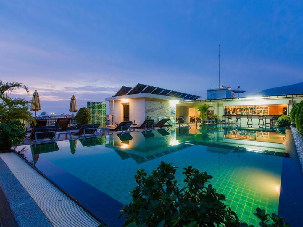 Hotel Azure Bangla Phuket Patong Exterior foto