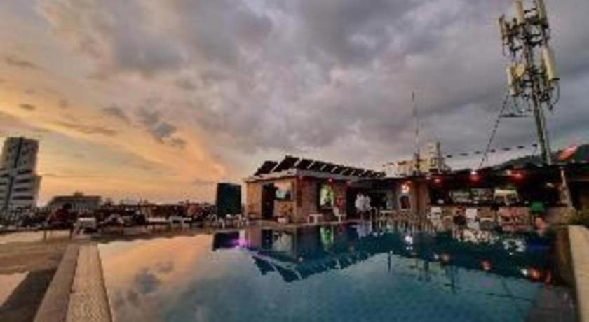 Hotel Azure Bangla Phuket Patong Exterior foto