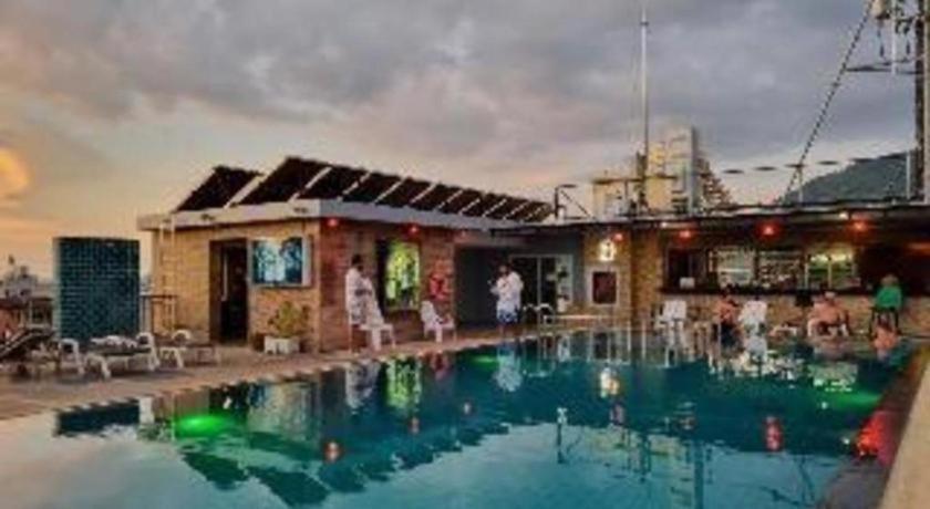 Hotel Azure Bangla Phuket Patong Exterior foto